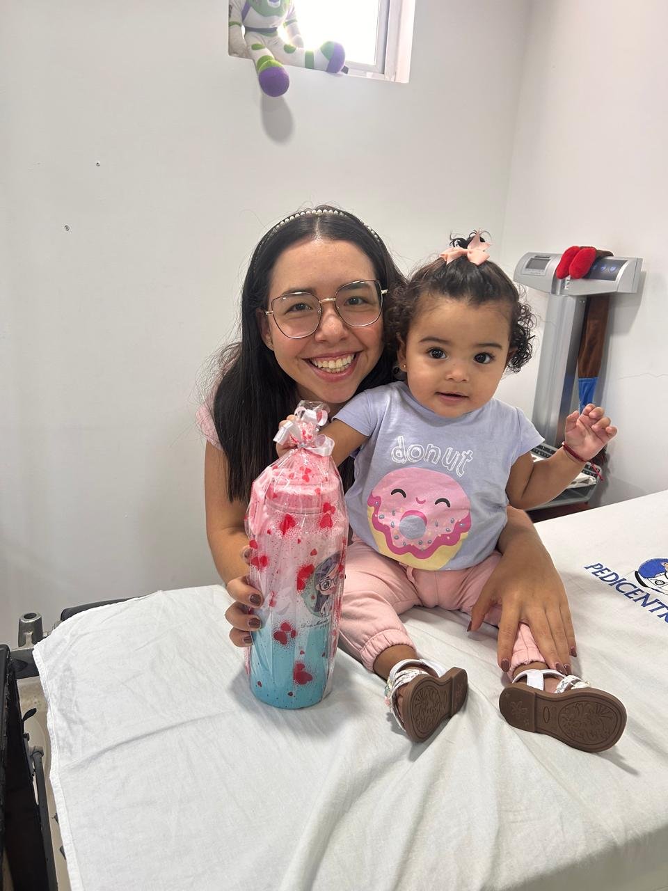 Doctora con niña en consultorio